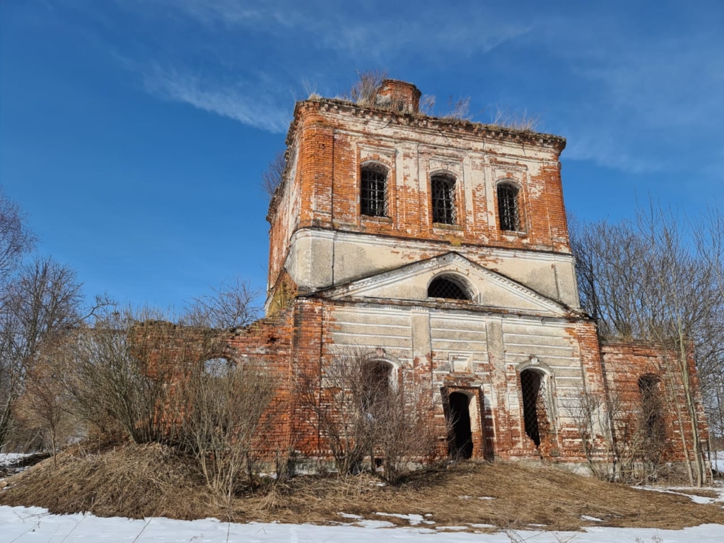 Покровский храм в селе Алешково, апрель 2022